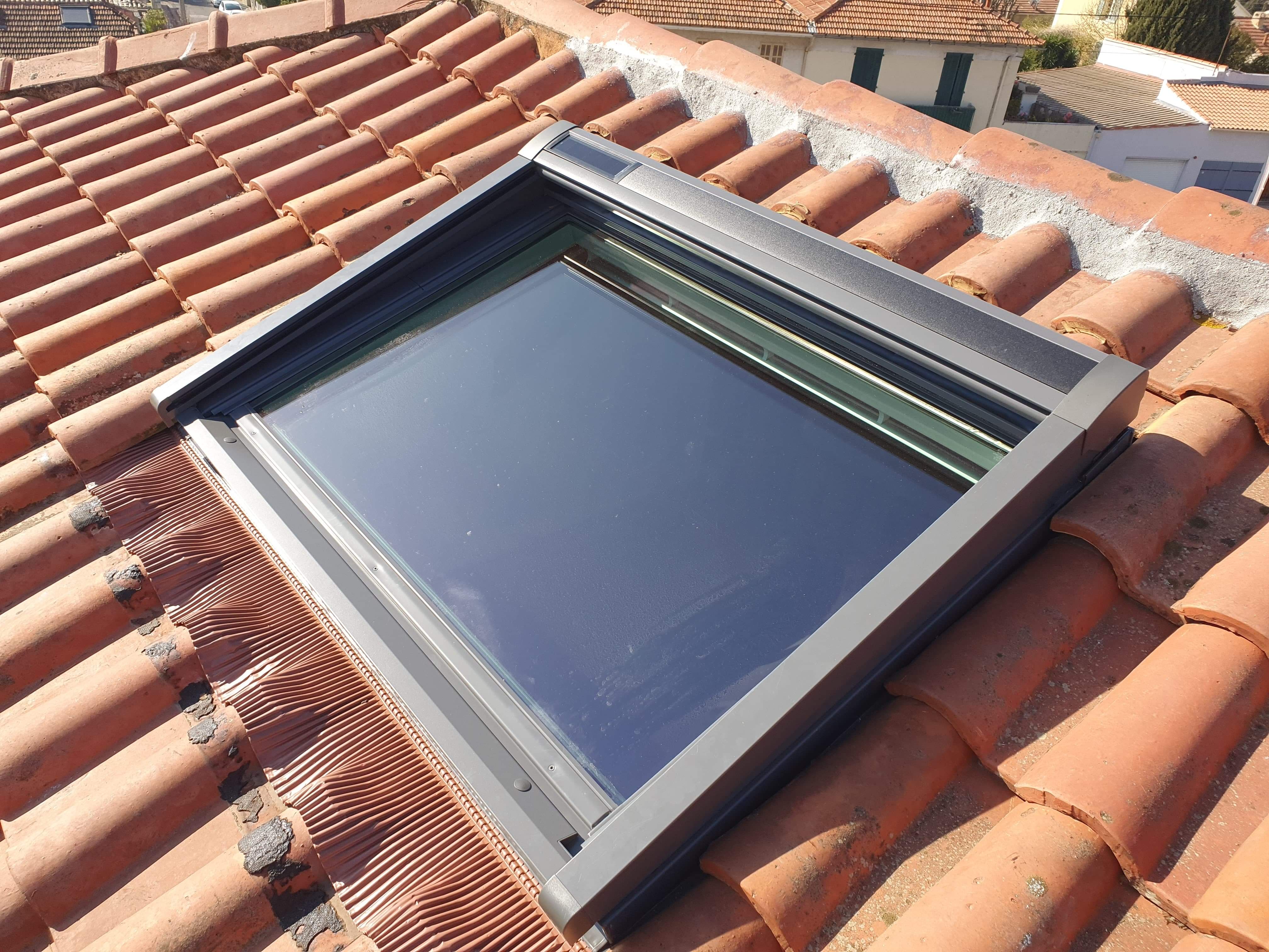 POSE-VELUX-134x98-avec-volet-souple-solaire-2-en-1-occultant-et-anti-chaleur-a-la-Valette.jpeg